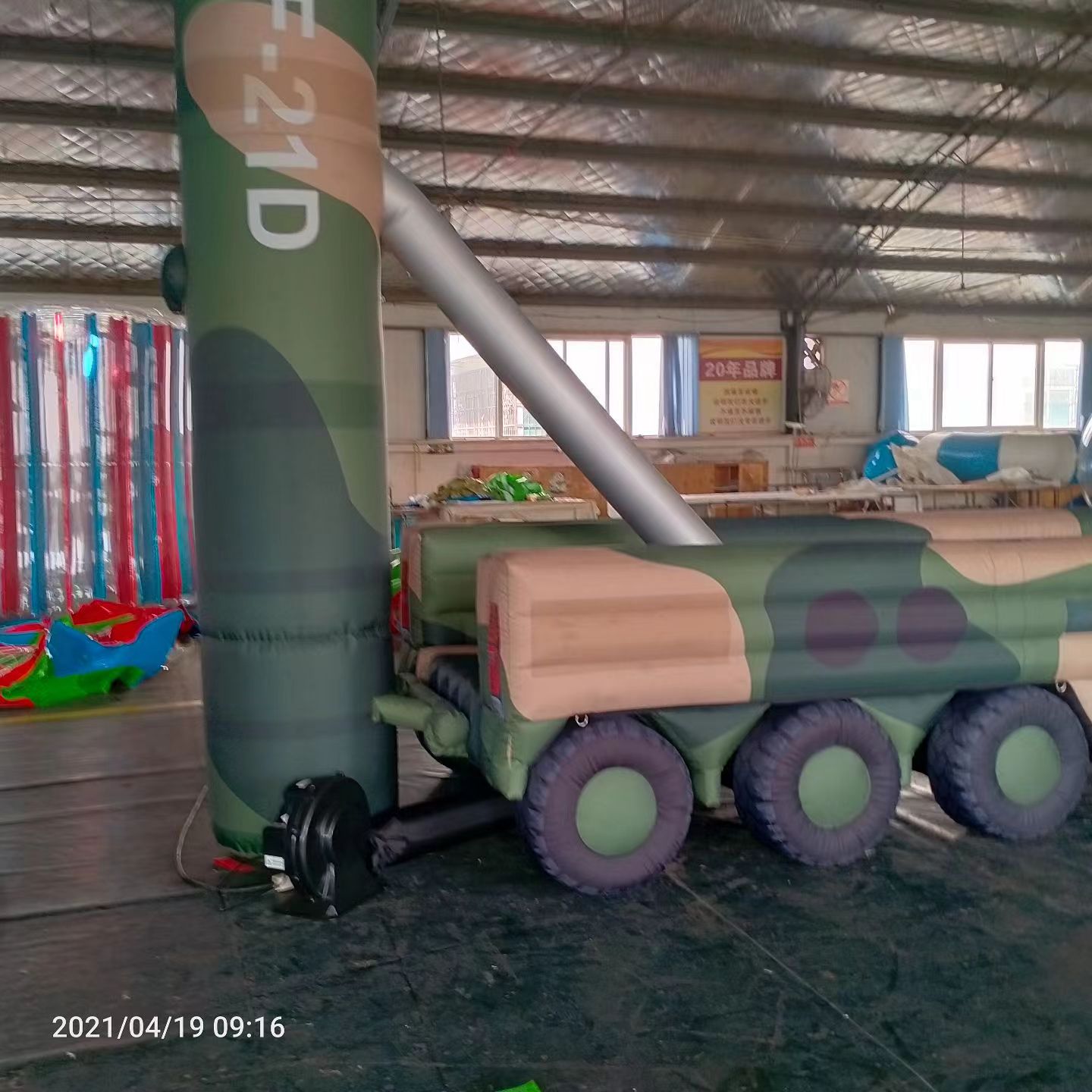 江城军事演习中的充气目标车辆：模拟发射车雷达车坦克飞机